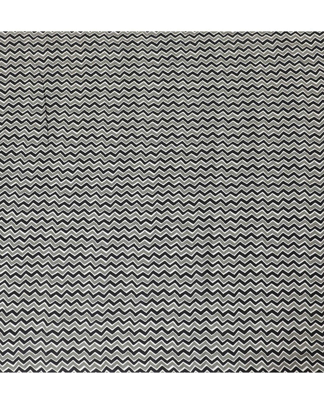 قماش من القطن العضوي باللون الأبيض مع طباعة شاشة سوداء وبيضاء وخضراء بتصميم تجريدي - D10286