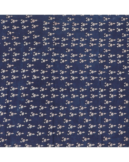 قماش من القطن العضوي باللون الأزرق الداكن مع طباعة باللونين البيج والبني الشوكولاتة بتصميم فاخر-D13874