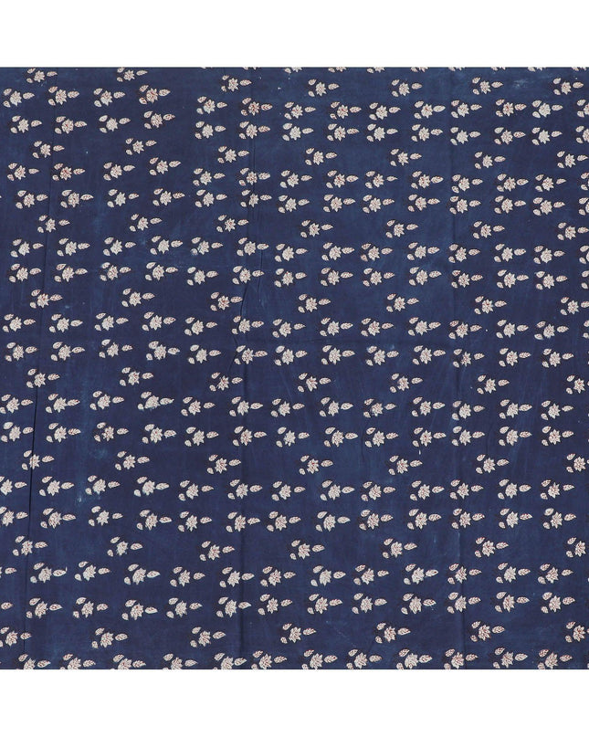 قماش من القطن العضوي باللون الأزرق الداكن مع طباعة باللونين البيج والبني الشوكولاتة بتصميم فاخر-D13874