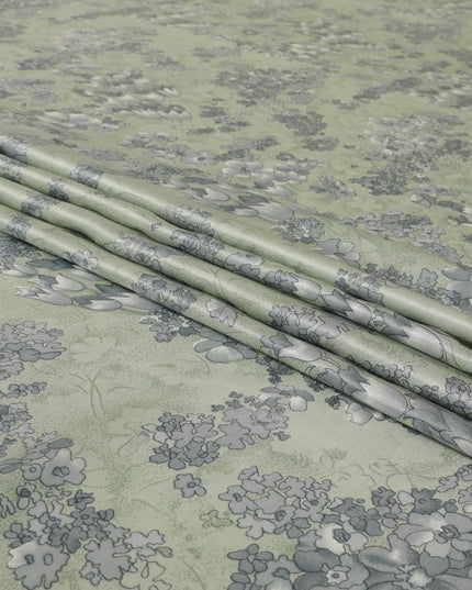 قماش ساتان حريري أخضر لوريل مع طباعة باللون الرمادي الدخاني والأسود بتصميم الأزهار