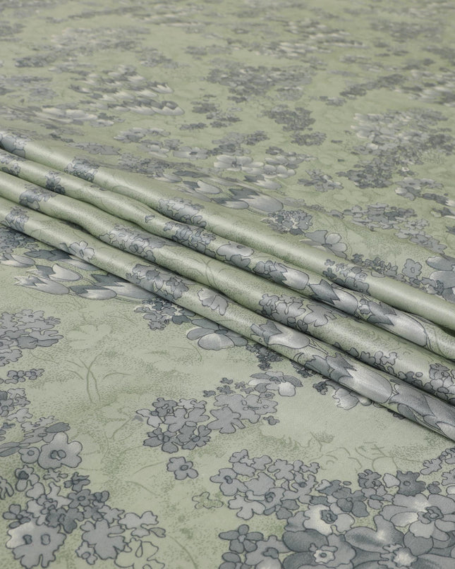 قماش ساتان حريري أخضر لوريل مع طباعة باللون الرمادي الدخاني والأسود بتصميم الأزهار