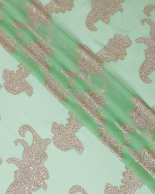 قماش شيفون حريري فرنسي (فرنساوي) فاخر باللون الأخضر الباستيل مع الفيسكوز الوردي الفاتح والوركس المعدني الذهبي بتصميم بيزلي-D12714