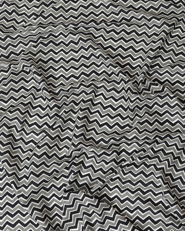 قماش من القطن العضوي باللون الأبيض مع طباعة شاشة سوداء وبيضاء وخضراء بتصميم تجريدي - D10286