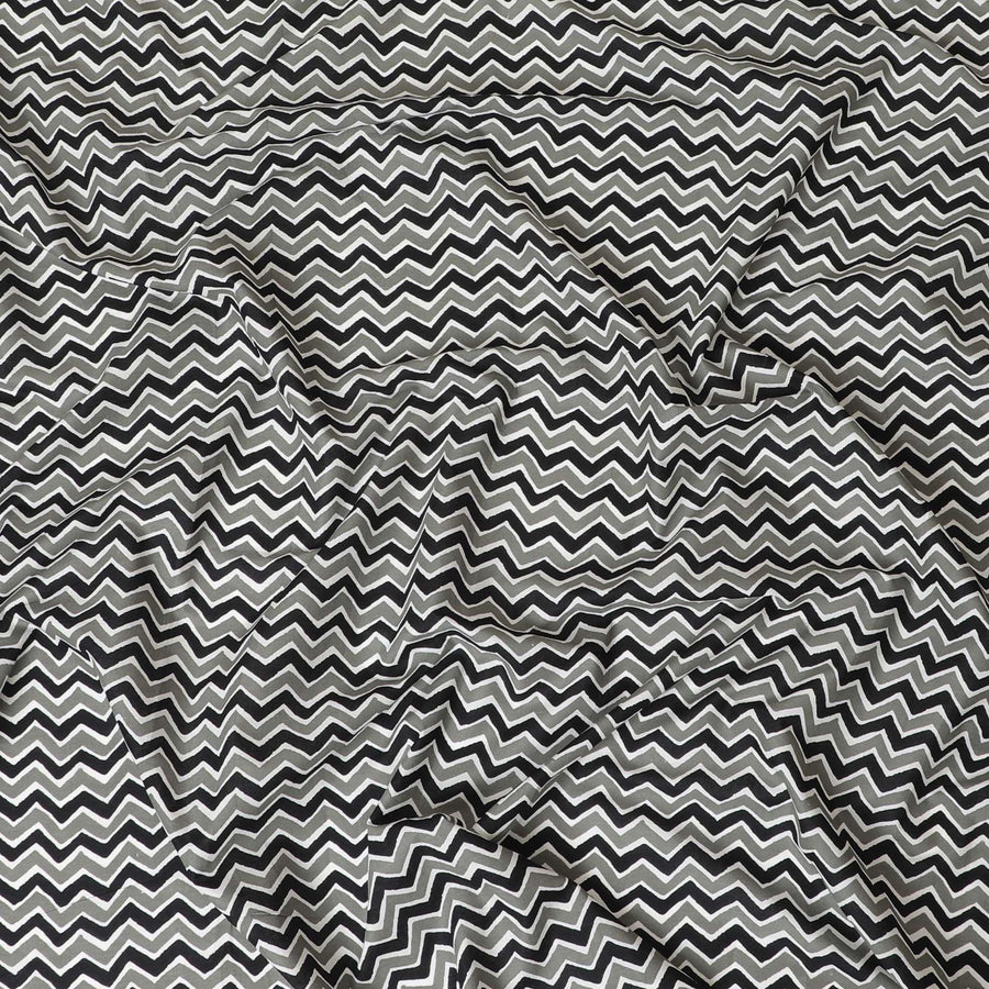 قماش من القطن العضوي باللون الأبيض مع طباعة شاشة سوداء وبيضاء وخضراء بتصميم تجريدي - D10286