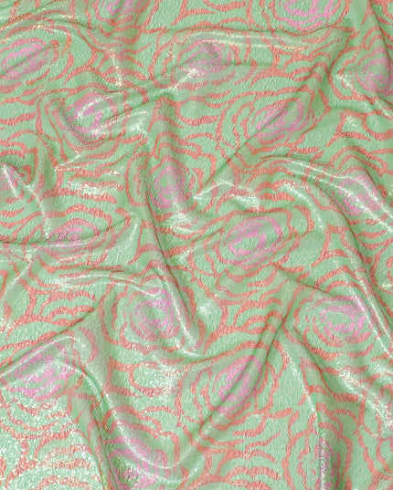 قماش شيفون من الحرير الخالص باللون الأخضر الباستيل مع طباعة باللون الأحمر القرميدي والوردي الساخن مع لوريكس معدني ذهبي بتصميم فاخر - D8983