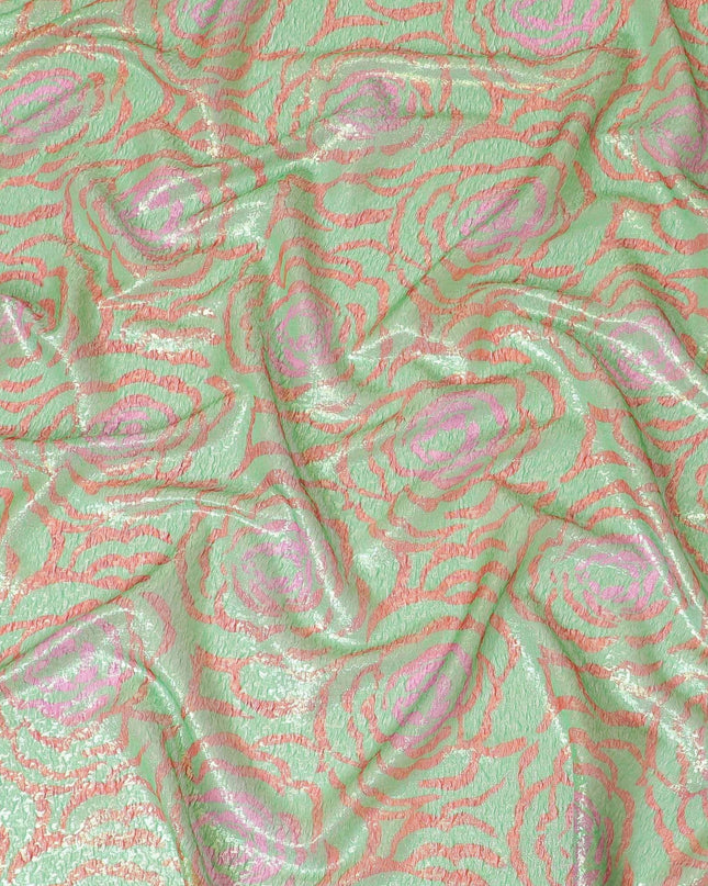 قماش شيفون من الحرير الخالص باللون الأخضر الباستيل مع طباعة باللون الأحمر القرميدي والوردي الساخن مع لوريكس معدني ذهبي بتصميم فاخر - D8983