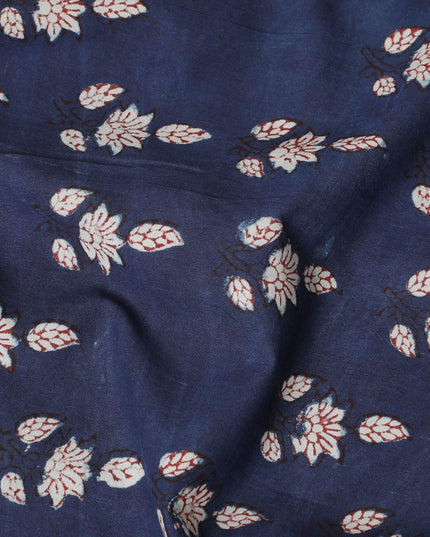 قماش من القطن العضوي باللون الأزرق الداكن مع طباعة باللونين البيج والبني الشوكولاتة بتصميم فاخر-D13874