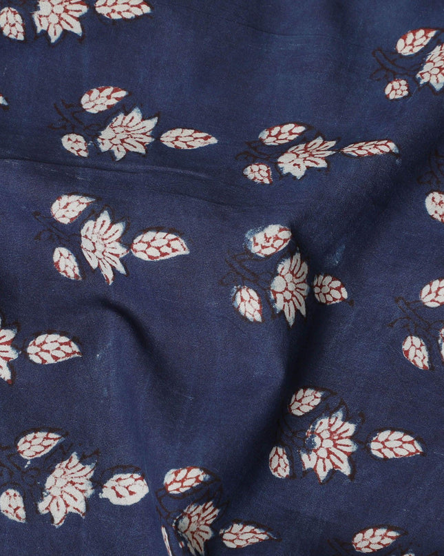 قماش من القطن العضوي باللون الأزرق الداكن مع طباعة باللونين البيج والبني الشوكولاتة بتصميم فاخر-D13874