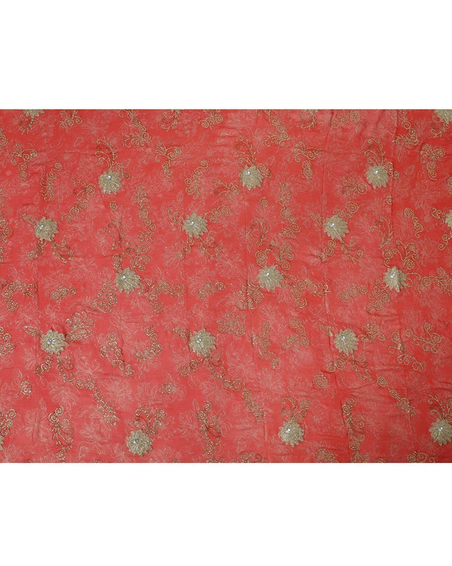 قماش شيفون جورجيت باللون الأحمر القرمزي مع طباعة فويل ذهبية وتطريز ذهبي وأعمال حجرية بتصميم الأزهار