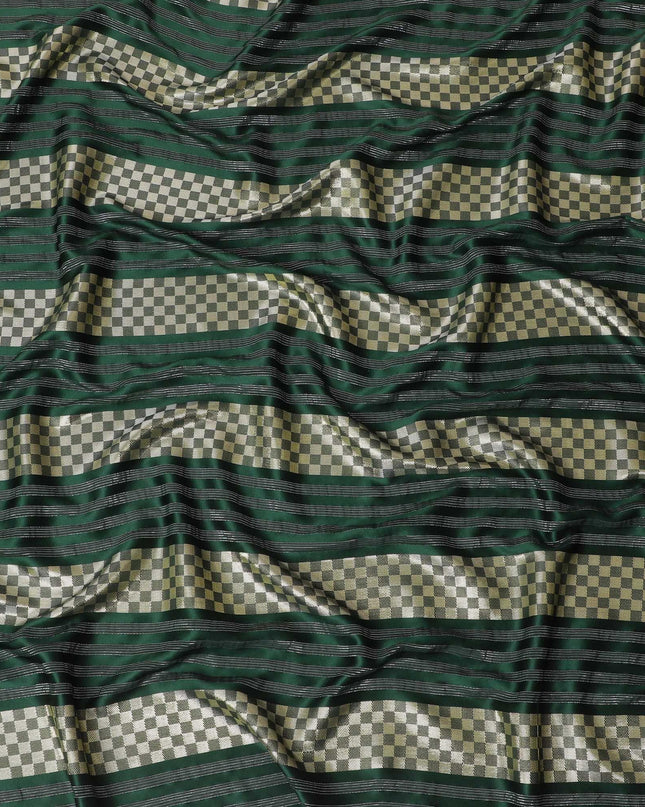 قماش كريب صناعي أخضر اللون مع نسيج لوركس معدني ذهبي بتصميم مخطط -D15382