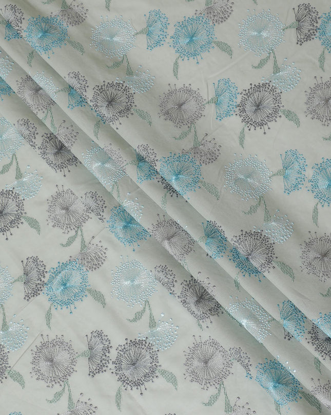 قماش فوال قطني أخضر لوريل بنفس اللون، أزرق فاتح وتطريز رمادي معدني بتصميم زهور-D14469