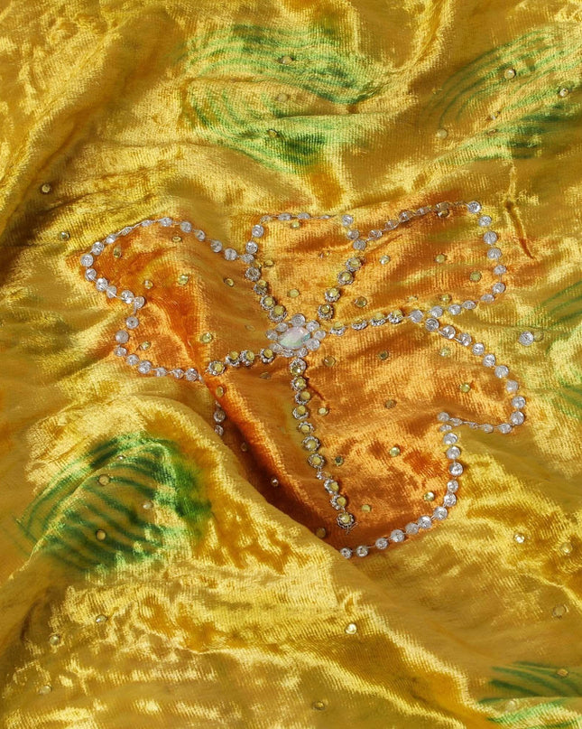 قماش مخمل رايون أصفر من Bumblebee مع طباعة ذهبية صفراء وخضراء مع أحجار صفراء وبيضاء بتصميم الأزهار