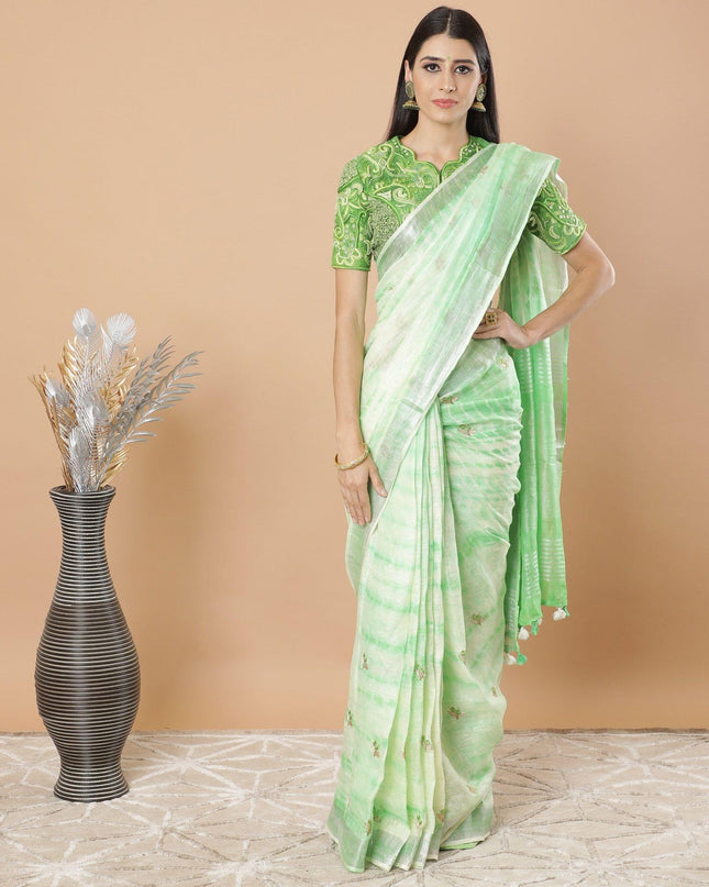 ساري من الحرير القطني الفاخر باللون الأخضر الباريسي مع نسج فضي مع تطريز باللونين البيج والأخضر الداكن بتصميم الأزهار-D8761S