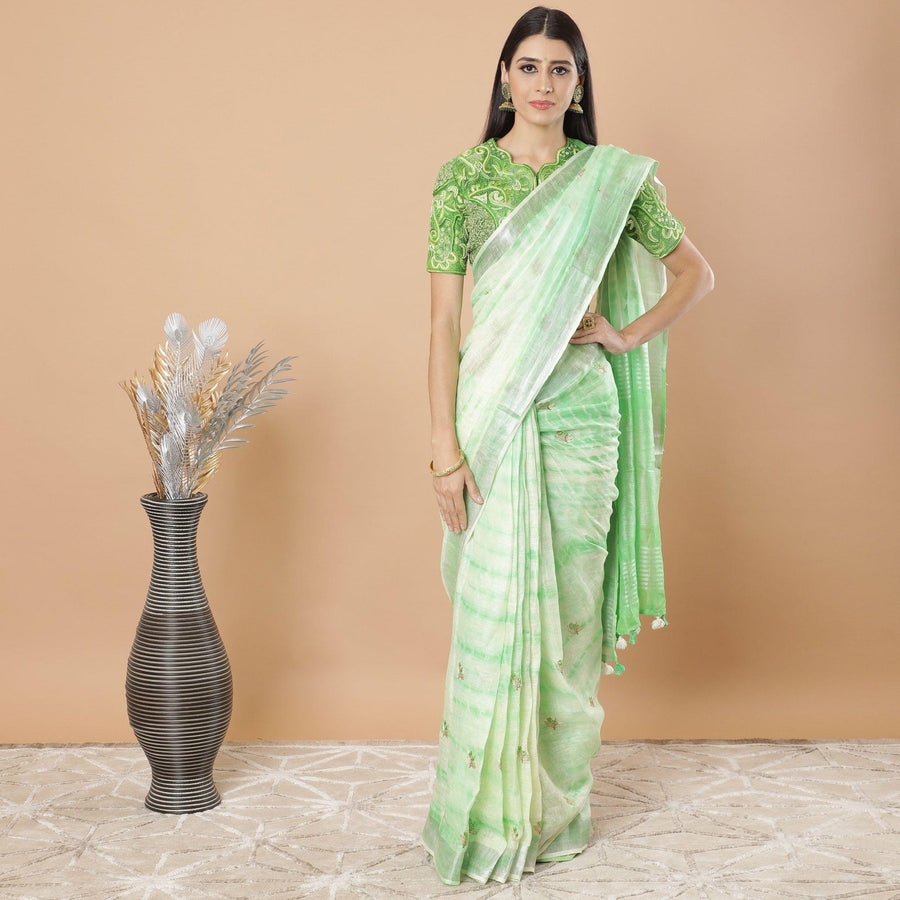 ساري من الحرير القطني الفاخر باللون الأخضر الباريسي مع نسج فضي مع تطريز باللونين البيج والأخضر الداكن بتصميم الأزهار-D8761S