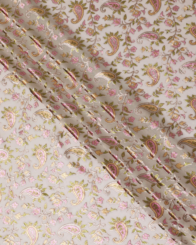 قماش شيفون صناعي بيج لاتيه مع طباعة مخملية متعددة الألوان بتصميم بيزلي-D14169