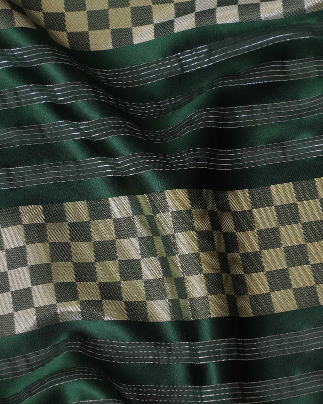 قماش كريب صناعي أخضر اللون مع نسيج لوركس معدني ذهبي بتصميم مخطط -D15382