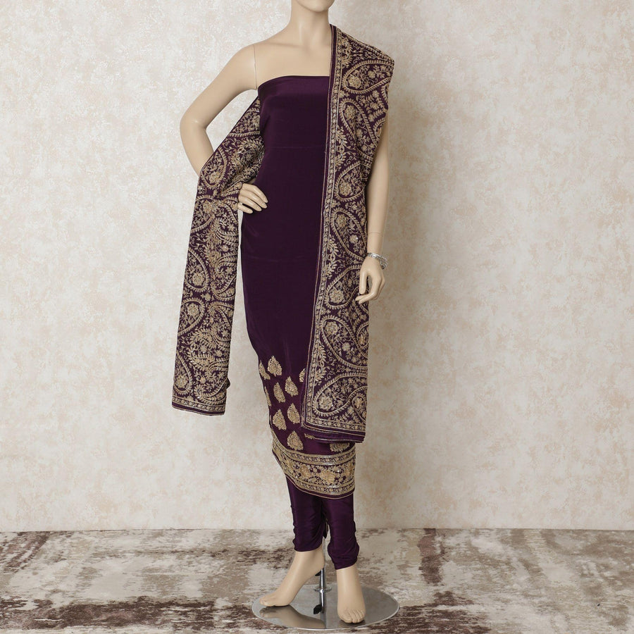 قميص من كريب الحرير باللون الأرجواني الداكن مع تطريز ذهبي مع أعمال حجرية بتصميم الأزهار. سراويل سالوار أرجوانية داكنة سادة لها نفس اللون من الشيفون مع تطريز ذهبي وأعمال حجرية-D12672