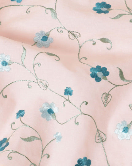 قماش الفوال القطني الخوخي مع تطريز باللون الأزرق الياقوتي والأخضر الزيتوني والأزرق الفاتح بتصميم الأزهار-D11083