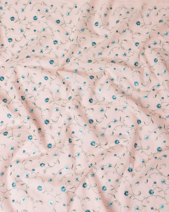 قماش الفوال القطني الخوخي مع تطريز باللون الأزرق الياقوتي والأخضر الزيتوني والأزرق الفاتح بتصميم الأزهار-D11083