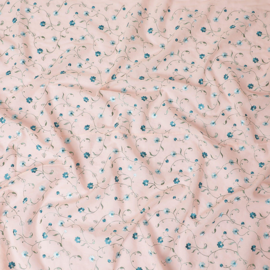 قماش الفوال القطني الخوخي مع تطريز باللون الأزرق الياقوتي والأخضر الزيتوني والأزرق الفاتح بتصميم الأزهار-D11083
