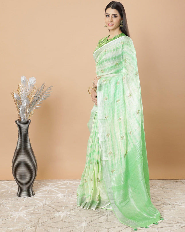 ساري من الحرير القطني الفاخر باللون الأخضر الباريسي مع نسج فضي مع تطريز باللونين البيج والأخضر الداكن بتصميم الأزهار-D8761S