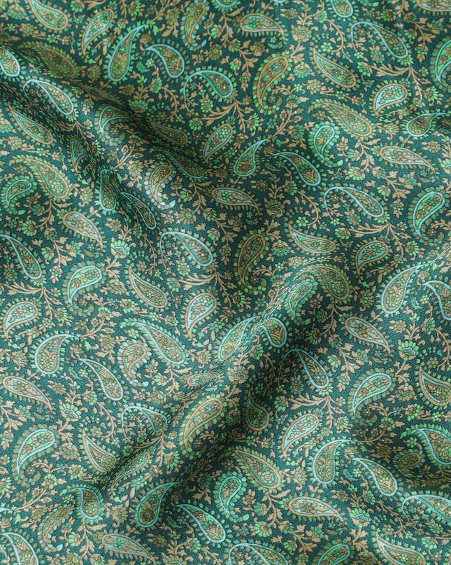 قماش ساتان من الحرير الخالص باللون الأخضر الغاب مع طباعة باللونين البيج والأخضر الداكن بتصميم بيزلي-D8223