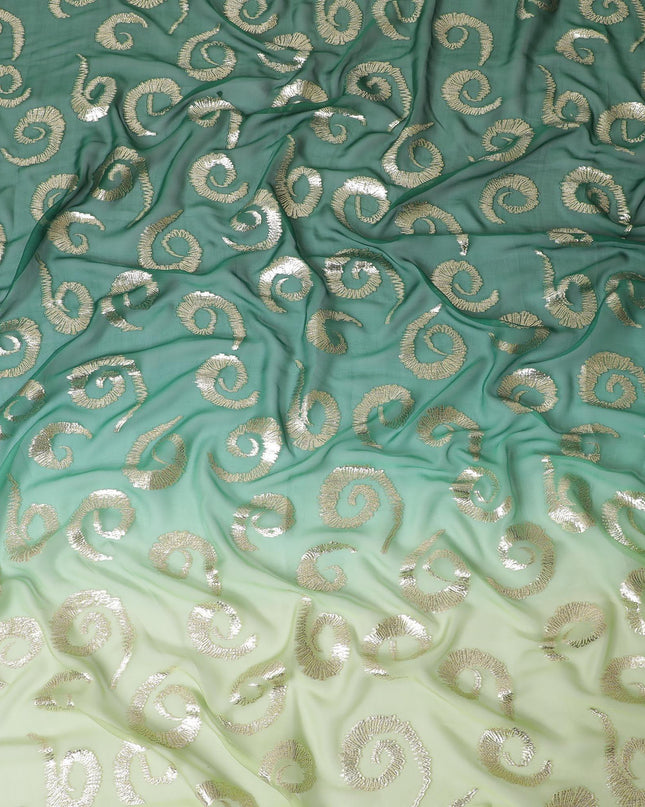 قماش من الشيفون الحريري الخالص الفاخر باللون الأخضر الداكن إلى الأخضر الغاب مع لوركس معدني ذهبي بتصميم أومبري-D13715
