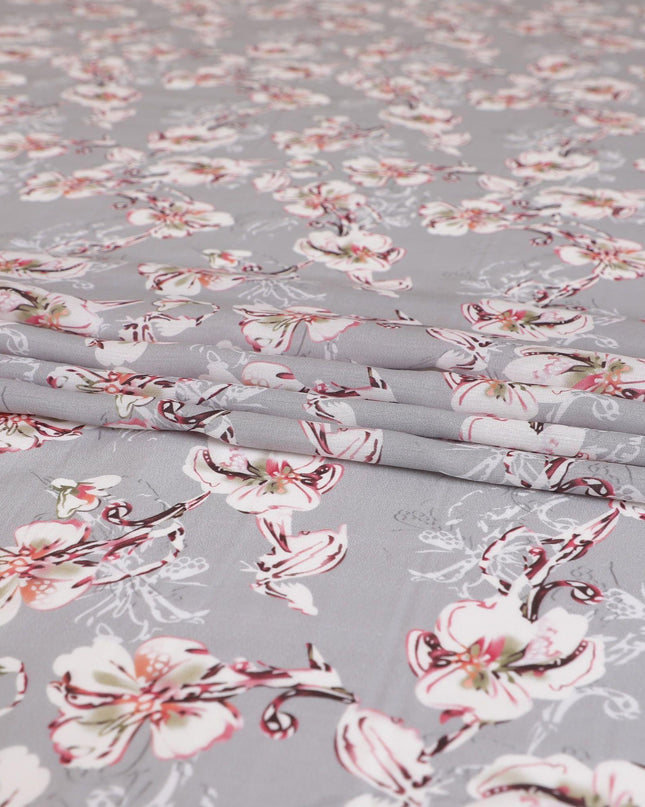 قماش قطني باللون الرمادي السحابي مع طباعة باللون البيج والمارون والوردي الزهري بتصميم الأزهار D9019
