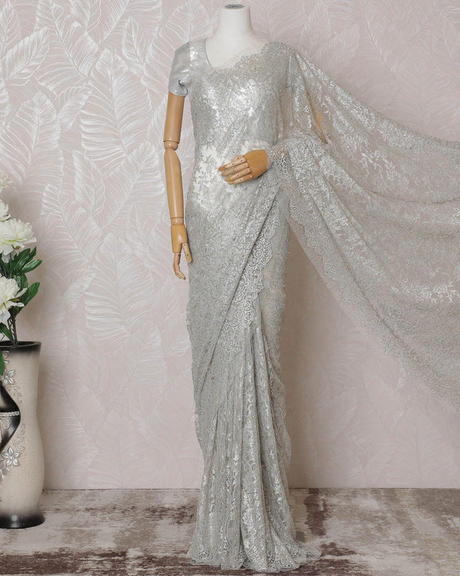 ساري من الدانتيل شانتيلي المعدني الفرنسي النقي باللون الرمادي والذهبي والفضي مع عمل حجري بتصميم الأزهار-D14591