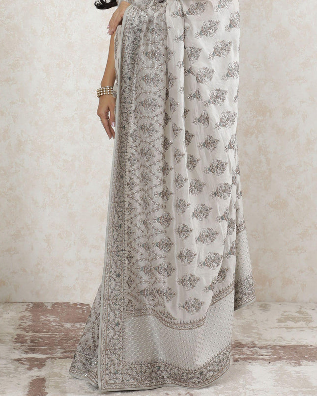 ساري حرير توسار باللون الرمادي اللؤلؤي بنفس اللون، تطريز باللون البني والأخضر الغاب مع عمل حجري بتصميم الأزهار-D13490