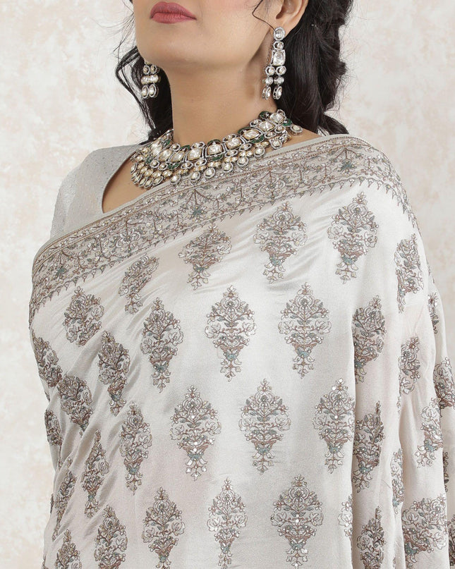 ساري حرير توسار باللون الرمادي اللؤلؤي بنفس اللون، تطريز باللون البني والأخضر الغاب مع عمل حجري بتصميم الأزهار-D13490