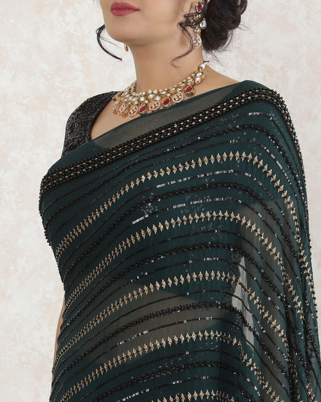 ساري من الشيفون الحريري الفاخر ذو التجاعيد باللون الأخضر مع تطريز أسود وذهبي به ترتر، خرز بتصميم فاخر-D13495
