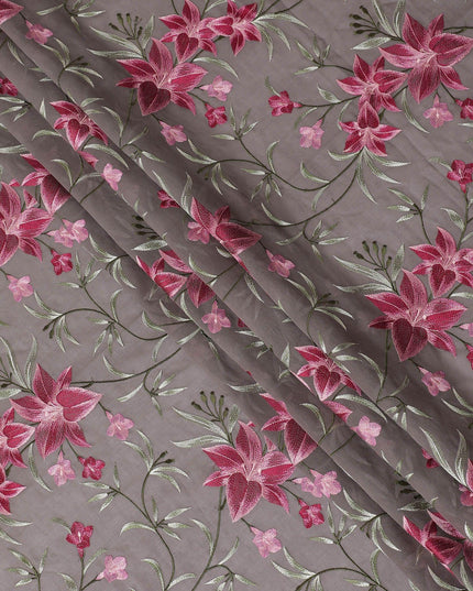 قماش فوال من القطن الخالص باللون البني الفاتح مع تطريز باللون الأرجواني والأخضر الغامق والأخضر النعناعي بتصميم الأزهار-D15244