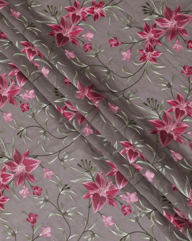 قماش فوال من القطن الخالص باللون البني الفاتح مع تطريز باللون الأرجواني والأخضر الغامق والأخضر النعناعي بتصميم الأزهار-D15244