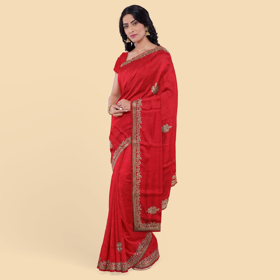 ساري من الحرير الخالص باللون الأحمر القرمزي مع خرزات يدوية بتصميم فاخر. قطعة بلوزة بنفس اللون-D12753