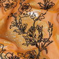 قماش شيفون حرير خالص برتقالي فاخر مع قطيع أسود به بريق ولوريكس معدني ذهبي بتصميم زهور-D13724