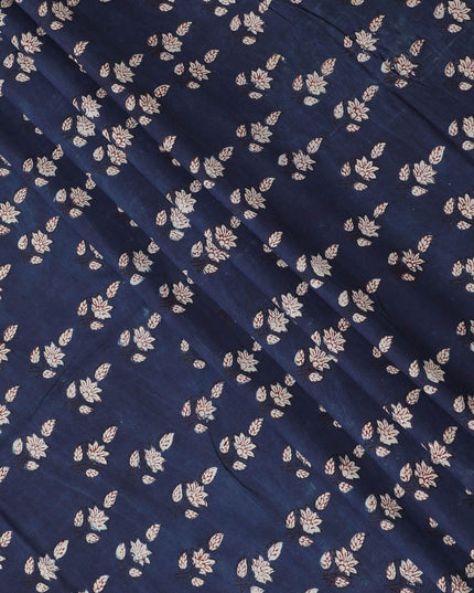 قماش من القطن العضوي باللون الأزرق الداكن مع طباعة باللونين البيج والبني الشوكولاتة بتصميم فاخر-D13874