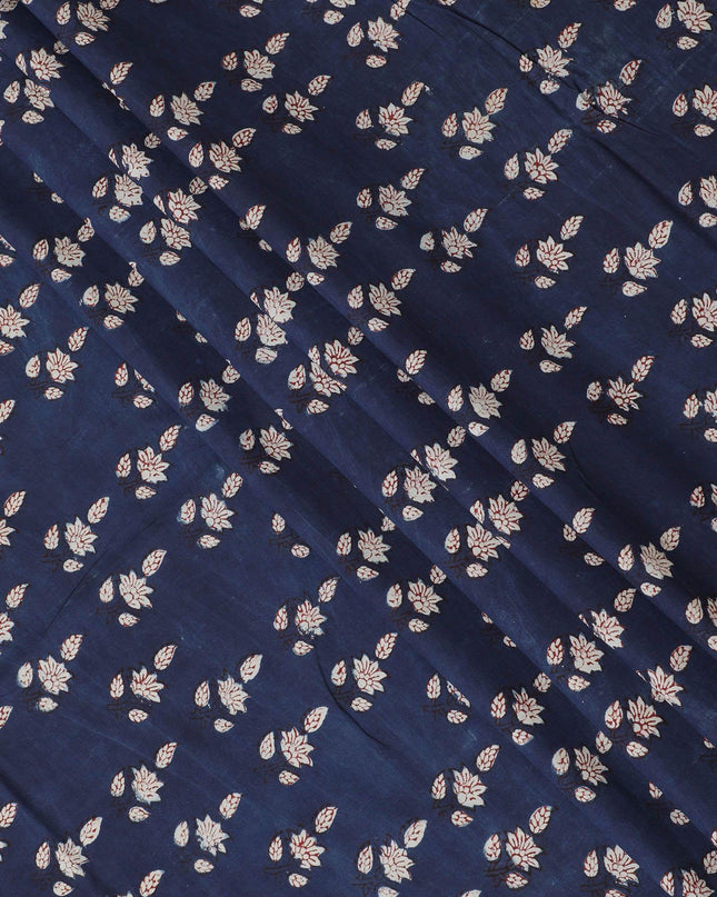 قماش من القطن العضوي باللون الأزرق الداكن مع طباعة باللونين البيج والبني الشوكولاتة بتصميم فاخر-D13874