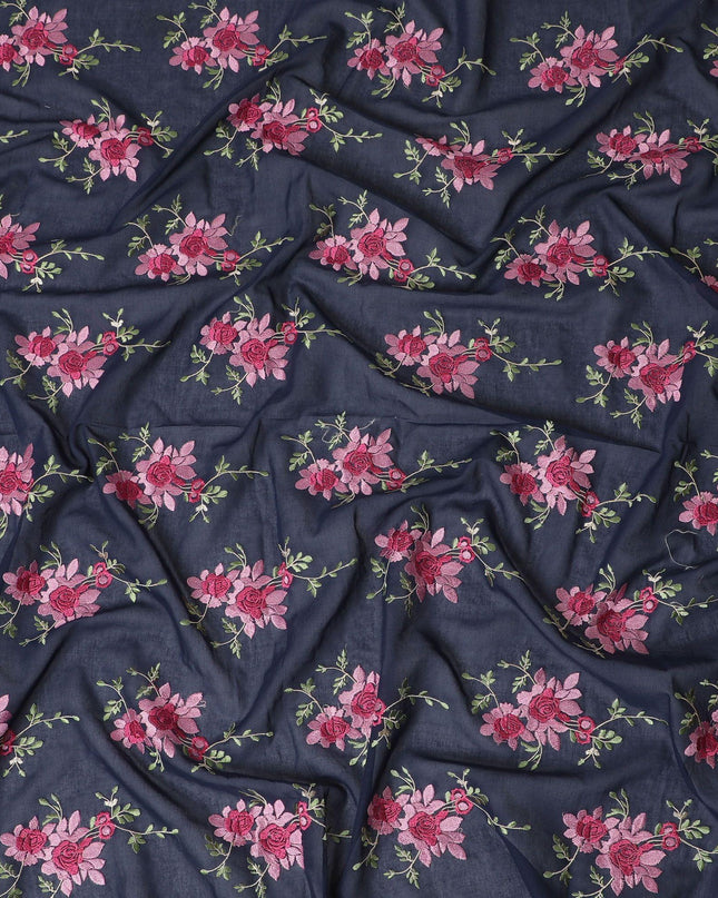 قماش فوال من القطن الخالص باللون الأزرق الداكن مع تطريز باللون الوردي القرميدي والأخضر الداكن والبيج بتصميم الأزهار-D15243