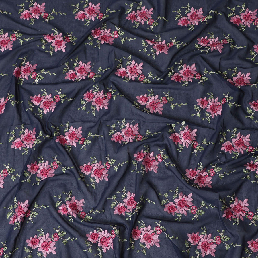 قماش فوال من القطن الخالص باللون الأزرق الداكن مع تطريز باللون الوردي القرميدي والأخضر الداكن والبيج بتصميم الأزهار-D15243