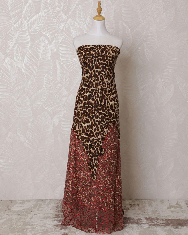 قماش قطني مخلوط باللون البيج اللاتيه مع طباعة بنية مع تطريز أحمر قرمزي وأعمال حجرية بتصميم فاخر-D14796