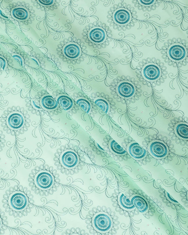 قماش الفوال القطني السويسري الفاخر 100% (الثوب السوداني) باللون الأخضر الشاي مع تطريز باللون الأخضر المخضر مع أعمال حجرية بتصميم هندسي-D13529