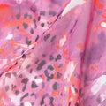 قماش الفوال القطني السويسري بنسبة 100% باللون الوردي السيري مع طباعة بنفس اللون والبرتقالي الداكن والأبيض والأسود بتصميم تجريدي-D7198