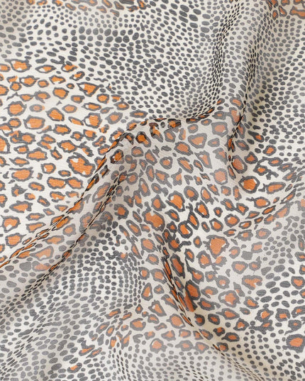 قماش شيفون من الحرير الخالص باللون البيج مع طباعة باللونين الأسود والبرتقالي بتصميم جلد الحيوان -D9306