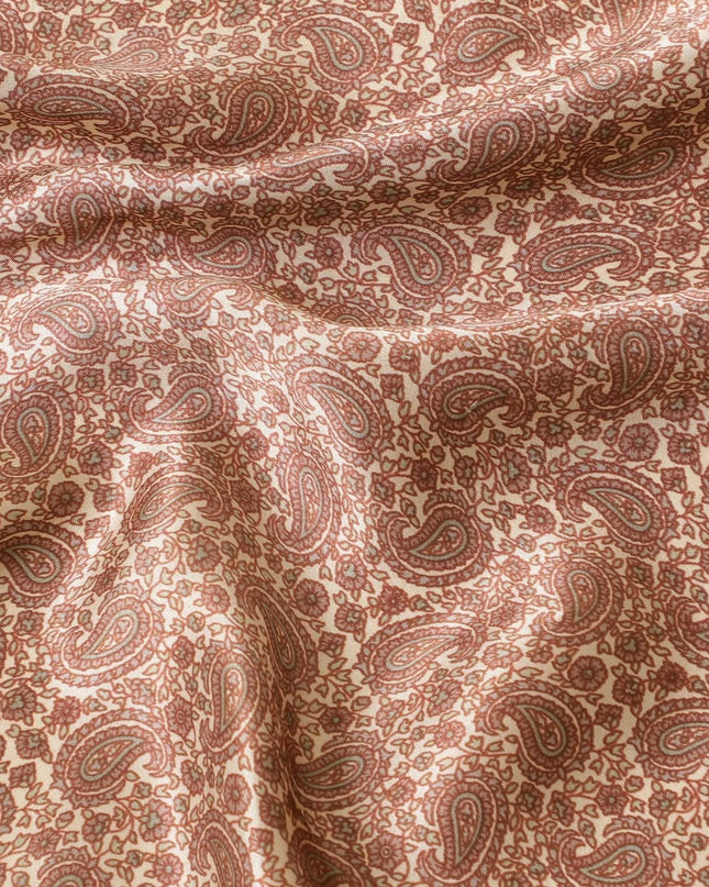 قماش ساتان من الحرير الخالص باللون البيج اللاتيه مع طباعة باللون الرمادي والبني الرملي بتصميم بيزلي-D8216