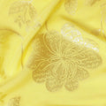 قماش كريب من الحرير الخالص الفاخر باللون الأصفر الليموني وله نفس لون الجاكار والوركس المعدني الذهبي بتصميم الأزهار - D14299