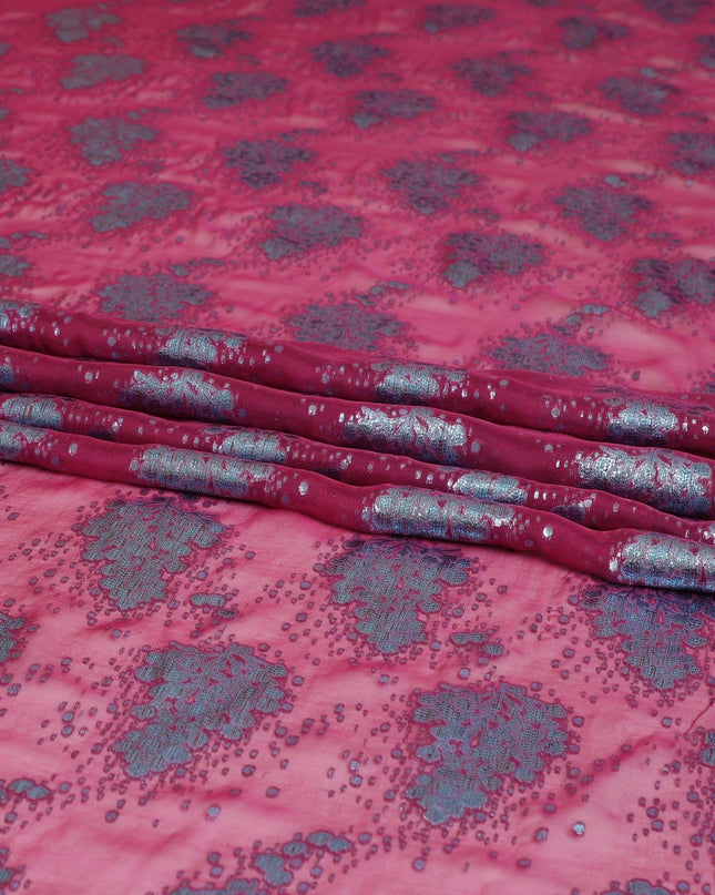 قماش من الشيفون الحريري باللون الوردي الداكن مع لوريكس معدني باللون الأزرق الفاتح والنحاس بتصميم الأزهار - D8042