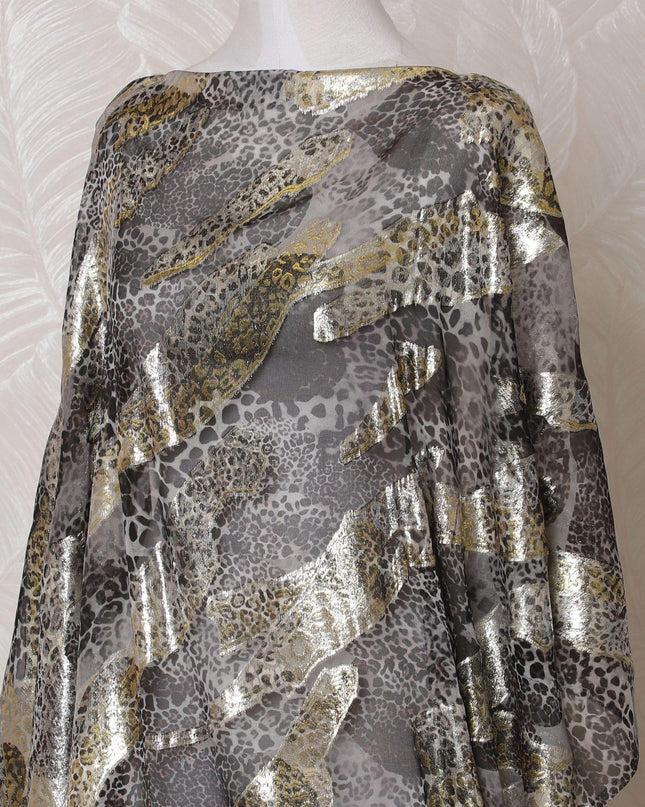 قماش ديراك من الشيفون الحريري الخالص باللون الرمادي السحابي مع طباعة سوداء مع لوريكس معدني ذهبي بتصميم تجريدي-D15606