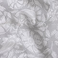 قماش الفوال القطني باللون الرمادي السحابي مع طباعة بيضاء بتصميم الأزهار-D14832