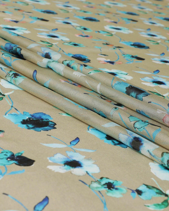 قماش من الشيفون الحريري باللون البيج اللاتيه مع طباعة باللون الأزرق الفيروزي والأسود وأزرق المايا بتصميم الأزهار